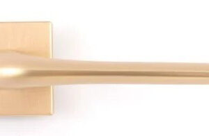 Дверна ручка на розетці Buonelle Stella Q B-02 матове золото R ф/з (Італія)